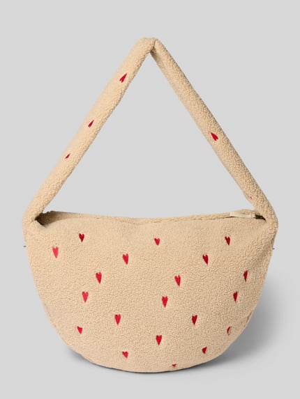Produktfoto, Shoulder Bag aus Teddyfell mit Logo-Detail von Studio Noos, beige mit roten Herz-Stickereien, Reißverschluss, Schulterriemen, 49x37x11 cm, Länge Riemen 86 cm, weiche Textur, Allover-Motiv-Stitching.