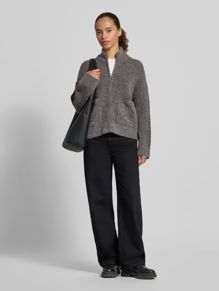 Vrouwenmodel draagt Regular Fit Strickjacke aus Woll-Mix Modell 'SIA' van Selected Femme, grijs, zachte textuur, rechte vormen, dames vest, volledig frontaal zicht.