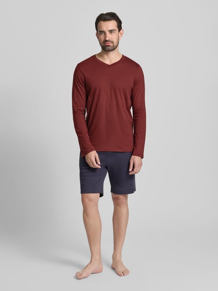Männermodel trägt Longsleeve mit geripptem V-Ausschnitt von Schiesser in Rot, reine Baumwolle, Regular Fit, Ganzkörperansicht von vorne.