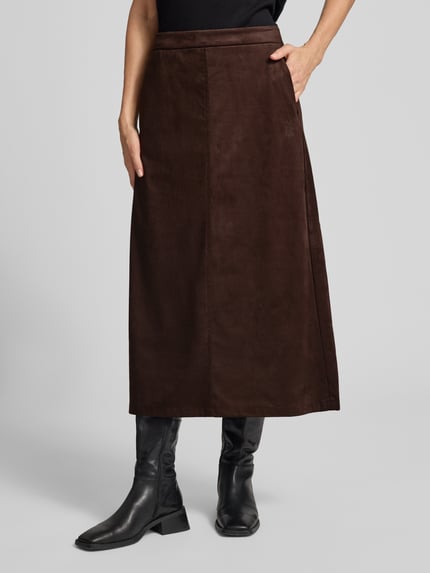 Frauenmodel trägt Midirock in Leder-Optik mit elastischem Bund von Smith and Soul, dunkelbraun, A-Linie, Material-Mix, Ganzkörperansicht von vorne.