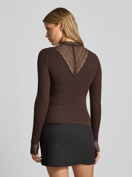 Frauenmodel trägt Slim Fit Langarmshirt aus Viskose-Mix Modell 'TILDE' von ONLY in Braun mit Spitzendetails, Damen Langarmshirt, Ganzkörperansicht Rückansicht