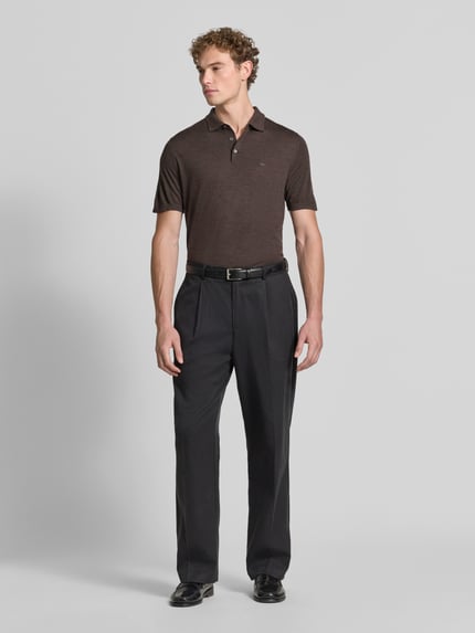 Männermodel trägt Regular Fit Poloshirt aus reiner Baumwolle in Strick-Optik von Fynch-Hatton, braun, kurzärmelig, Ganzkörperansicht von vorne