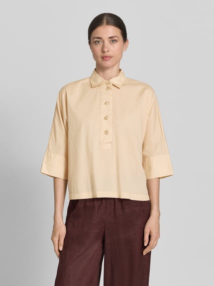 Frauenmodel trägt Boxy Fit Bluse mit 3/4-Arm von Emily Van den Bergh aus Reine Baumwolle, Hemdblusenkragen, Knopfleiste, Ganzkörperansicht von vorne.