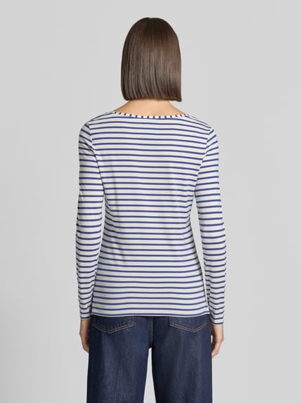 Frauenmodel trägt Regular Fit Langarmshirt aus Baumwoll-Modal-Mix von Oui mit blau-weißem Streifen-Muster, Ganzkörperansicht Rückansicht.