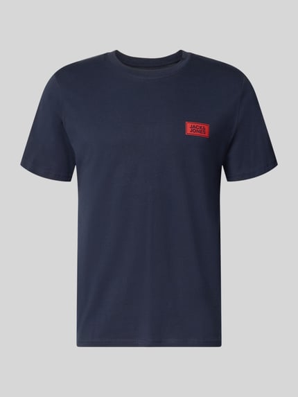 Produktfoto, Regular Fit T-Shirt aus reiner Baumwolle mit Label-Detail von JACK & JONES, granatowy, prosty krój regular fit, okrągły dekolt, detal z logo, długość tyłu w rozmiarze M: 67 cm, męski t-shirt