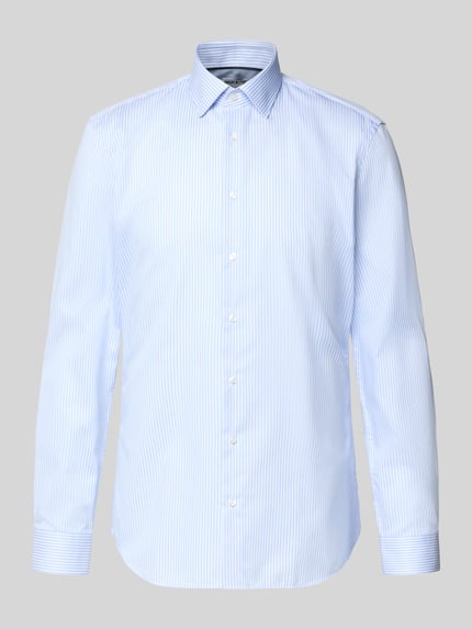 Produktfoto, Slim Fit Freizeithemd mit Kentkragen von Jake*s, Hellblau mit feinen weißen Streifen, Reine Baumwolle, durchgehende Knopfleiste, Langärmelig, Rückenlänge 79 cm, Schulterbreite 47 cm, Ärmellänge 68 cm