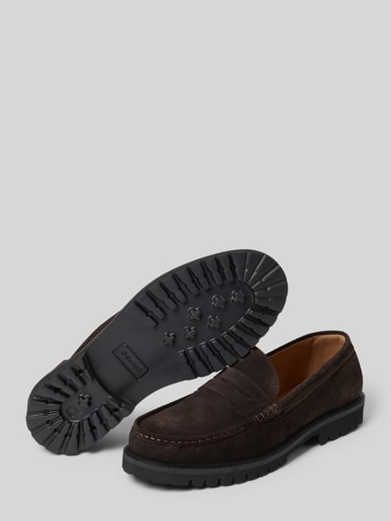 Produktfoto, braune loafersy aus Velours, schwarze profilierte Gummisohle, sichtbare Textur, Loafer aus echtem Leder Modell 'HUGO' von Selected, Herren Loafer