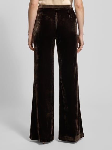 Frauenmodel trägt Hose aus Viskose-Mix Modell 'PEPPER' von Mango, weiter Schnitt, brauner Samt, Bundweite 37 cm, Ganzkörperansicht Rückansicht.