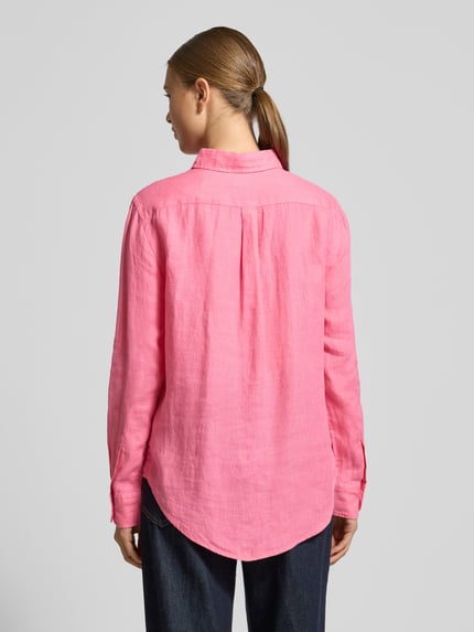 Vrouwenmodel draagt roze Hemdbluse met Knopfleiste van Polo Ralph Lauren, los vallend linnen, label-stitching, rugaanzicht, ganzkörperansicht.