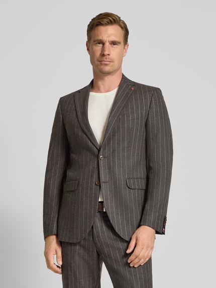Mannelijk model draagt Slim Fit Sakko met wol Model 'Colvin' van CG – CLUB of GENTS, grijs met witte krijtstreep, reverskraag, 2-knoopsluiting, borstzak en klepzakken, elastische materiaalmix, voorkant, overhemddetail zichtbaar, Ganzkörperansicht van voren. Ruglengte maat 50: 75 cm, schouderbreedte: 44 cm, mouwlengte: 65 cm.