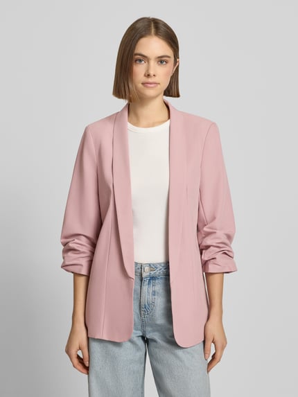 Frauenmodel trägt Blazer mit Schalkragen von PIECES, Unifarbenes-Design, lockere Passform, Gelegte Falten, Ganzkörperansicht von vorne.