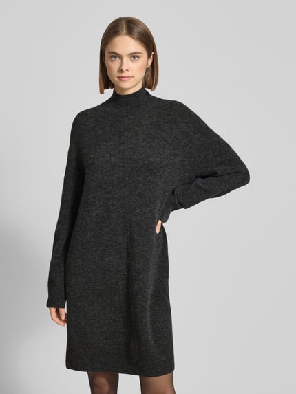 Frauenmodel trägt Oversized Strickkleid aus Schurwoll-Mix von Marc O'Polo Denim, efekt: jednolity kolor, krój oversized, długość mini, wysokie zapięcie, długi rękaw, zakończenia rękawów i dół prążkowane, wykończenie materiału: dzianina, mieszanka żywej wełny, Ganzkörperansicht von vorne.
