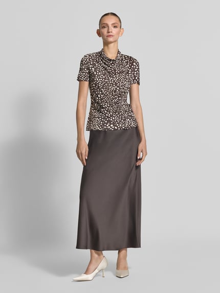 Frauenmodel trägt Slim Fit Kurzarmbluse aus Viskose-Mix Modell 'Endrey' von BOSS, braun mit weißem Muster, Ganzkörperansicht von vorne, Damen Kurzarmbluse von BOSS.