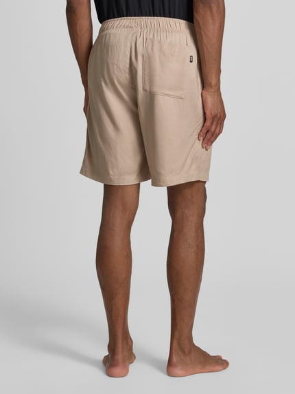 Männermodel trägt beigefarbene Regular Fir Sweatshorts aus Viskose-Leinen-Mix Modell 'FRESH SHORTS' von BOSS, Herren, Ganzkörperansicht Rückansicht.
