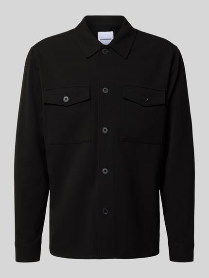Produktfoto, zwarte Hemdjacke met knoopsluiting van Lindbergh, regular fit, borstzakken, kentkraag, viscosemix, glad oppervlak.