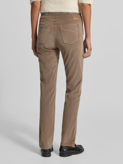 Frauenmodel trägt Slim Fit Jeans aus Baumwoll-Viskose-Mix Modell 'Pamina' von Raphaela By Brax in Beige mit sichtbarer Struktur, Ganzkörperansicht Rückansicht. Damen Slim Fit Jeans von Raphaela By Brax.