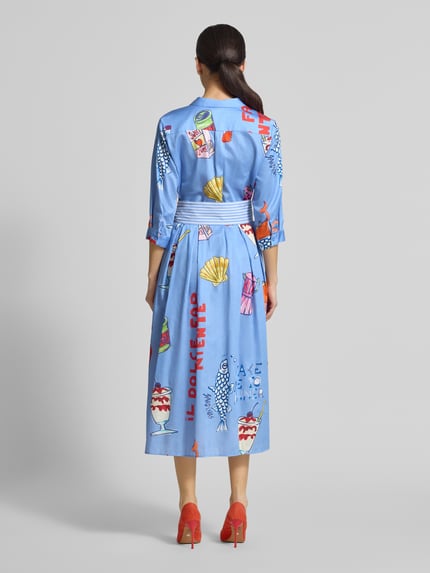 Frauenmodel trägt Hemdblusenkleid mit Bindegürtel von Milano Italy aus Reine Baumwolle, Taillierter Schnitt, Midikleid, Allover-Look, Hemdblusenkragen, Rückenlänge 120 cm, Brustweite 43 cm, Ärmellänge 45 cm, Ganzkörperansicht Rückansicht.