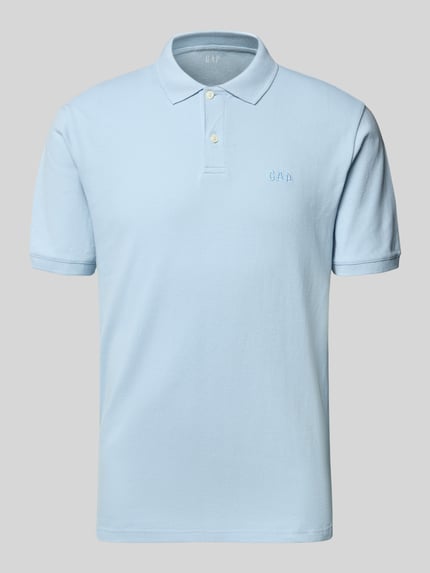 Produktfoto, Slim Fit Poloshirt mit Label-Stitching von GAP in Hellblau, Baumwoll-Elasthan-Mix, Knopfleiste, kurze Ärmel, glatte Textur.