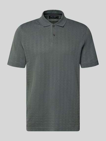 Produktfoto, Regular Fit Poloshirt aus reiner Baumwolle von Marc O'Polo in Optik: Unifarben mit Gitterkaro Struktur, Label-Stitching-Applikation, Polokragen, V-Ausschnitt, 2-Knopf-Verschluss, Kurzarm, Ärmelabschluss gerippt, Rumpfabschluss mit Seitenschlitzen, Materialverarbeitung Jacquard.