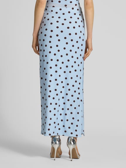 Frauenmodel trägt Maxirock im Allover-Look Modell 'Bowie' von Forever New, hellblau mit dunklen Punkten, Material-Mix mit Stretch-Anteil, Figurbetont, Bundweite 37 cm, Gesamtlänge 98 cm, Ganzkörperansicht Rückansicht.