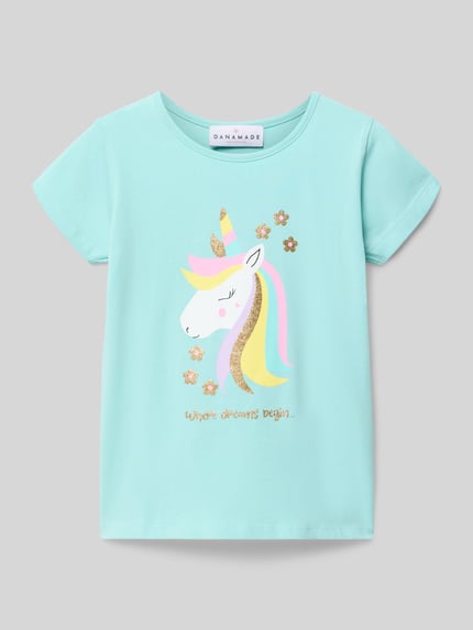 Produktfoto, T-Shirt mit Motiv und Rundhalsausschnitt von DANAMADE, bawełna z domieszką elastanu, krój regular fit, nadruk z jednorożcem, miękka struktura materiału, długość tyłu w rozmiarze 116: 43 cm