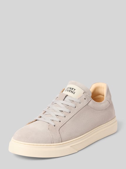 Productfoto, Sneaker aus Leder mit Label-Detail Modell 'Travis' van Henry Stevens, heren sneakers van echt leer, afgeronde punt, vetersluiting, labeldetail, hakhoogte maat 44: 3 cm, schachthoogte maat 44: 8 cm, schachtbreedte maat 44: 10 cm, lichtgrijs met crèmekleurige zool, gladde textuur