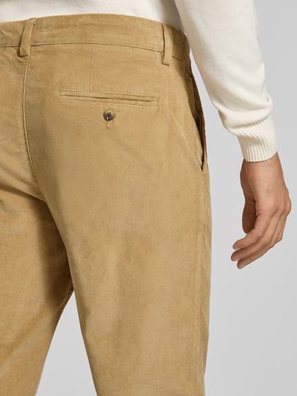 Männermodel trägt Regular Fit Hose mit Bundfalte van Selected, structuur cord, effen, knoopsluiting, riemlussen, detailopname