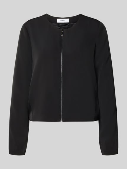 Produktfoto, Regular Fit Jacke mit Rundhalsausschnitt von comma, czarna, gładka, elastyczna, krój regular fit, szerokość w rozmiarze 36: 54 cm, długość tyłu: 50 cm, długość rękawa: 63 cm, wykończenia obszywane, zapięcie na zamek, tekstura matowa