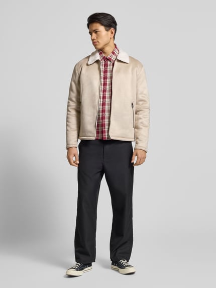 Männermodel trägt Regular Fit Bomberjacke mit Kunstfellkragen Modell 'ROYCE' von Only & Sons in Wildleder-Optik, Ganzkörperansicht von vorne.