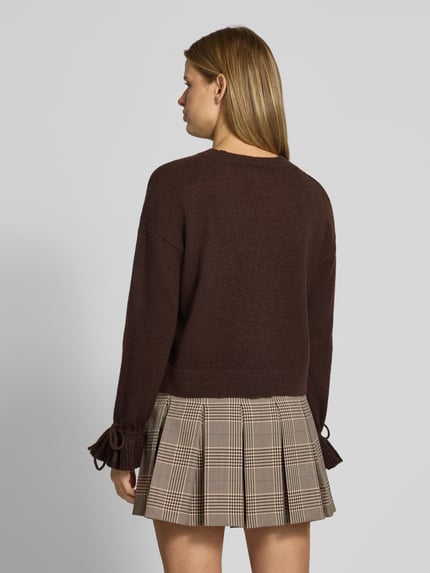 Frauenmodel trägt Pullover mit gerafften Ärmeln von PIECES in Braun, unifarben, Strickoptik, Regular Fit, Longline, Rückansicht, ganzkörper.