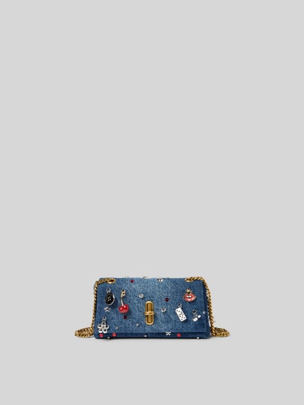 Produktfoto, Shoulder Bag in Denim-Optik von Marc Jacobs, niebieski dżins z ozdobami, łańcuchowy uchwyt, zamek wewnątrz, szerokość w rozmiarze 22 cm, długość w rozmiarze 12 cm, głębokość w rozmiarze 6 cm