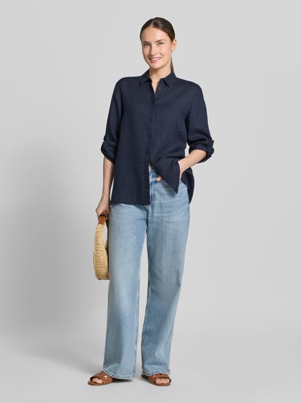 Frauenmodel trägt Relaxed Fit Leinenbluse mit 3/4-Arm Modell 'Clay' von TONI in Dunkelblau, Hemdblusenkragen, verdeckte Knopfleiste, Reines Leinen, Damen, Ganzkörperansicht von vorne.