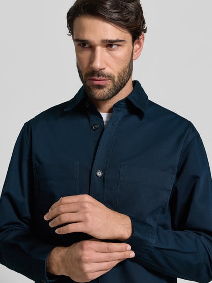Männermodel trägt Relaxed Fit Hemdjacke aus pure katoen Modell 'H-OWEN-K-2PP-261' van BOSS, effen donkerblauw, borstzak, knoopsluiting, label stitching, lange mouwen met manchet, rugpas, nahaufnahme bovenlichaam