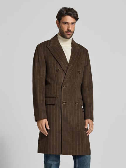 Männermodel trägt Mantel aus Woll-Mix mit Pattentaschen von Christian Berg Men, braun mit feinen Streifen, Knopfverschluss, Ganzkörperansicht von vorne.