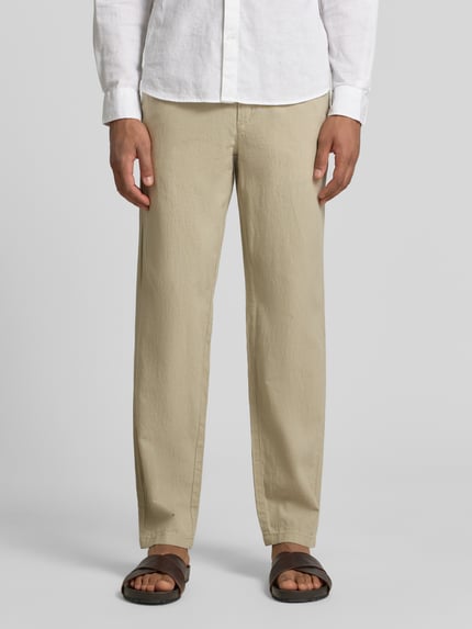 Mannenmodel draagt Hose aus Leinen-Baumwoll-Mix mit elastischem Bund van Lindbergh in beige, regular fit, steekzakken, bandwijdte maat M 40 cm, binnenbeenlengte maat M 79 cm, mix van linnen en katoen, ganzkörperansicht van voren.