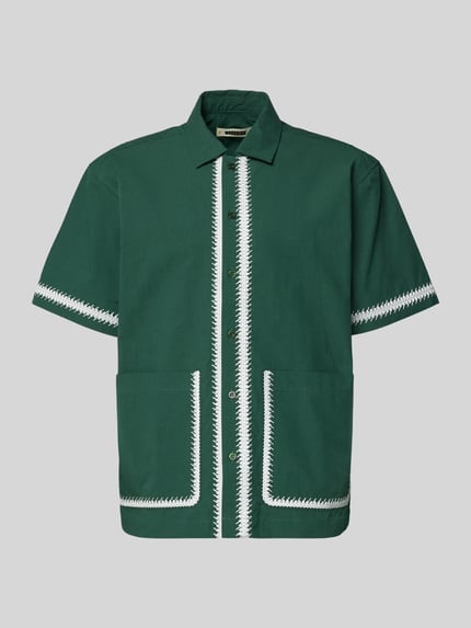 Productfoto, Regular Fit Freizeithemd mit aufgesetzten Taschen van WOODBIRD, model 'Wang', kentkraag, stiksels, knoopsluiting, groene kleur, katoenstructuur