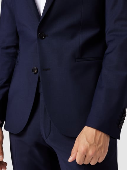 Männermodel draagt Regular fit colbert Model 'Irving' van Drykorn, elastische materiaalmix met wol, paspelzakken, borstzak, donkerblauw. Detailaufnahme rechterarm.