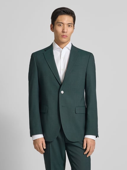Männermodel draagt Regular Fit Sakko met schurwoll-anteil model 'JASPER' van BOSS, effen kleuren, 2-knoopsluiting, reverskraag, borstzak, binnenzak, klepzakken, figuurnaden, oxford materiaalverwerking, ganzkörperansicht van voren.