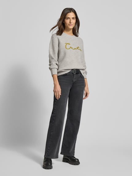 Kobiece model nosi szary Strickpullover mit Rundhalsausschnitt Modell 'Brynna' von MOS MOSH z czystej bawełny, relaxed fit, całkowity widok z przodu.