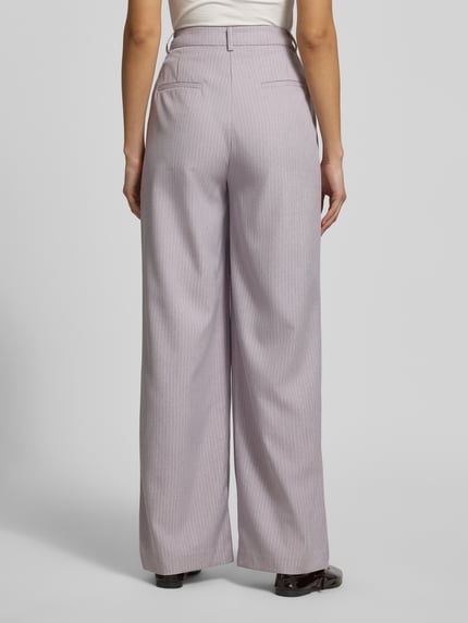 Frauenmodel trägt Hose mit Eingrifftaschen Modell 'Rosie' von LOLLYS LAUNDRY, Material-Mix mit Viskose-Anteil, Wide Leg, Ganzkörperansicht Rückansicht.