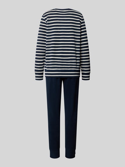 Frauenmodel trägt Regular Fit Pyjama-Set aus Baumwoll-Mix von SCHIESSER, langärmelig, navy mit weißen Streifen, Ganzkörperansicht Rückansicht.