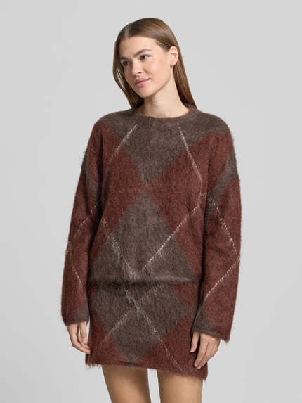 Frauenmodel trägt Strickpullover im Allover-Look mit Rundhalsausschnitt von YAS, Material-Mix mit Mohair-Anteil, braune Karos, Ganzkörperansicht von vorne