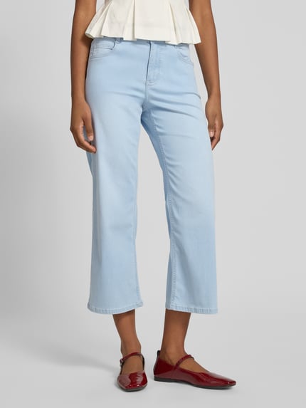Frauenmodel trägt Caprijeans mit elastischem Bund Modell 'Linn' von Angels in hellblau, Baumwoll-Mix mit Stretch, verkürzte Passform, Eingrifftaschen, Nahaufnahme Unterkörper von vorne.