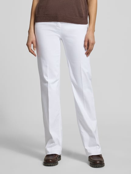 Frauenmodel trägt Damen Wide Leg Jeans mit Eingrifftaschen Modell 'Jenny' von TONI, weiß, Baumwoll-Lyocell-Mix, Ganzkörperansicht von vorne
