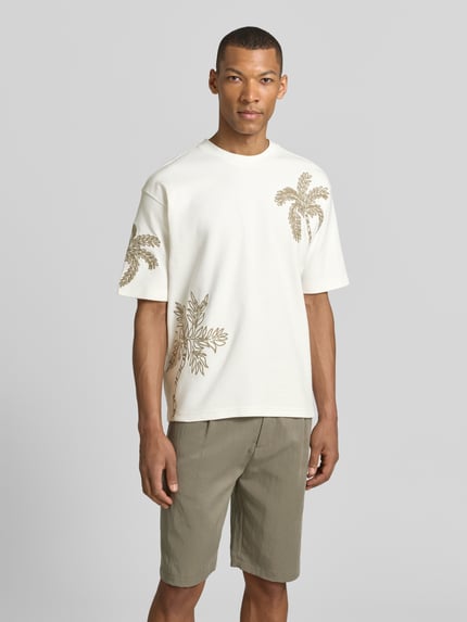 Männermodel trägt T-Shirt mit Motiv-Stitching von JAKE*S STUDIO MEN, Baumwoll-Mix, Regular Fit, beige Palmen, Ganzkörperansicht von vorne.