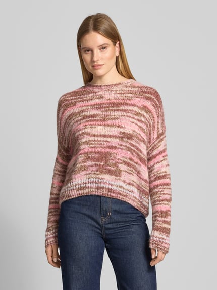 Frauenmodel trägt Pullover aus Alpaka mit gerippten Abschlüssen von MARC CAIN, mehrfarbig meliert, Strickoptik, Ganzkörperansicht von vorne