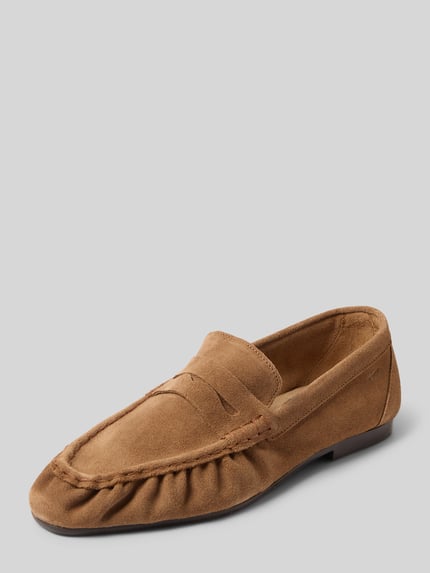 Produktfoto, Loafer aus echtem Leder von Tamaris in brauner Nubuk-Lederoptik, abgerundete Spitze, flacher Absatz, strukturierte Sohle.