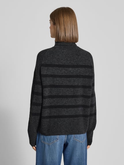 Frauenmodel trägt Regular Fit Rollkragenpullover aus Schurwoll-Mix von Marc O'Polo Denim, mehrfarbig gestreift, Stricktextur, Ganzkörperansicht Rückansicht.