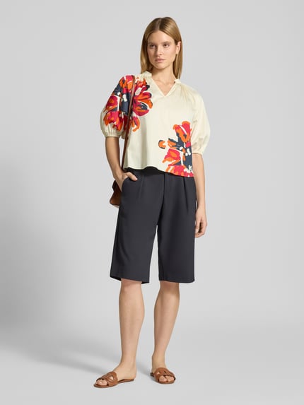 Vrouwenmodel draagt Regular Fit Bluse mit Tunikakragen und 1/2-Arm van HERZENS, katoen-elastaanmix, beige met rood dessin, vooraanzicht volledige lichaamsopname.