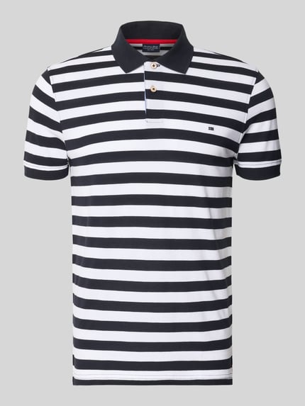 Produktfoto, Modern Fit Poloshirt mit Logo-Stitching von Christian Berg Men, schwarze und weiße Streifen, Reine Baumwolle, Polokragen, kurze Knopfleiste, Rückenlänge bei Größe M 73 cm.